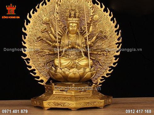 Từng đường nét trên pho tượng Phật được chạm khắc vô cùng tinh xảo